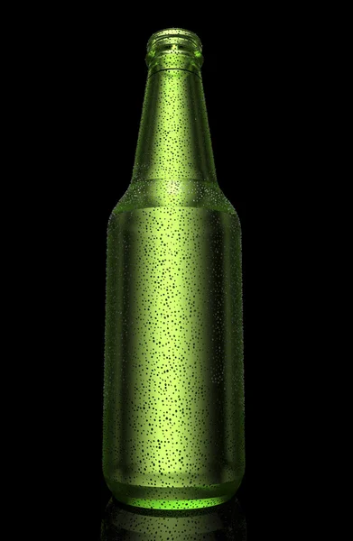 Σταγόνες σε ένα μπουκάλι παγωμένη μπύρα πράσινο — Φωτογραφία Αρχείου