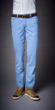 pantolon gri bir arka plan üzerinde mans