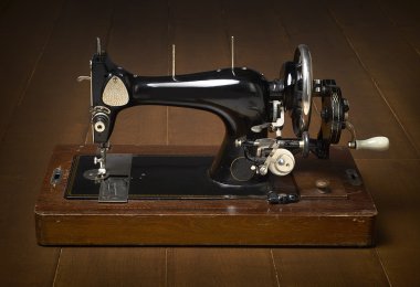 ahşap arka plan üzerinde dikiş makinesi