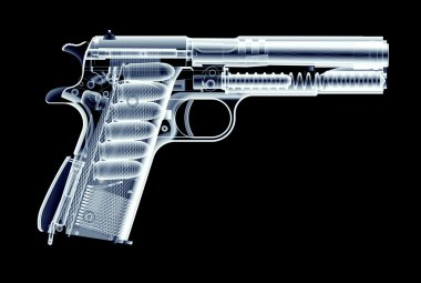 Xray görüntü üzerinde siyah izole silah