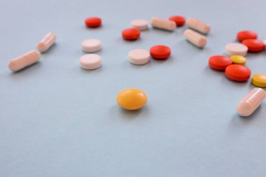 Renkli ampul ve tabletlerin arkaplanındaki sarı tablet, mavi arkaplan, metin için boşluk