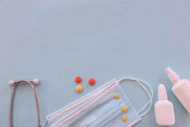 İlaçlar, maskeler, mavi arkaplanda basınç ölçme cihazı, üst görünüm, metin için boşluk