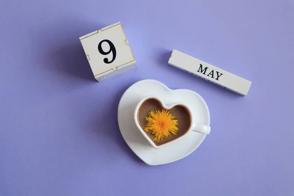五月九日的日历 一个九号立方体 英语中五月的名字 一杯心形咖啡 上面有蒲公英花 俯瞰全景 — 图库照片
