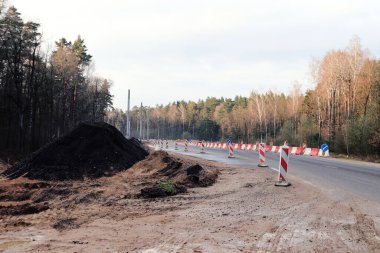 Yol tamiri için kapatıldı. Uyarı levhalarıyla. Bahar yolu tamiri kavramı.