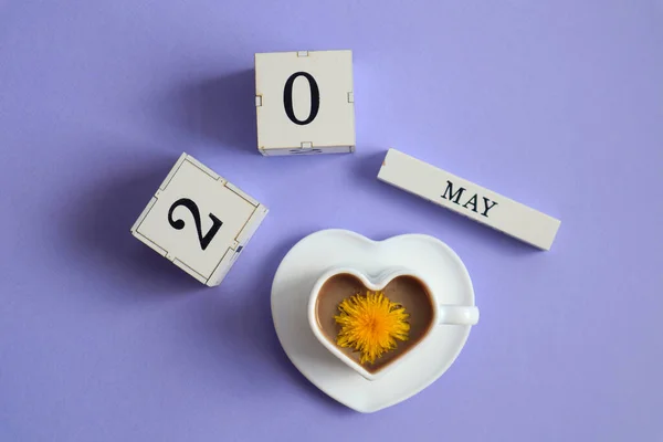 五月二十日的日历 20的立方体 英语中五月的名字 一杯心形咖啡 上面有蒲公英花 俯瞰全景 — 图库照片
