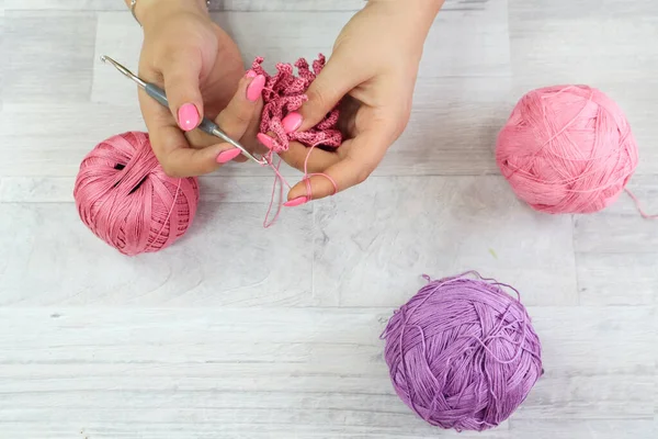 Conceito Crochê Products Crochet Gancho Nas Mãos Das Mulheres Com — Fotografia de Stock
