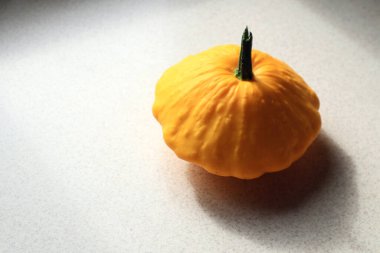 Sarı olgun veranda masanın gri yüzeyinde, nesnelerin gölgesi, yan görünüm