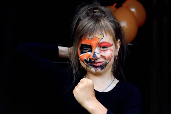 Koncepcja Świętowania Jesiennego Święta Halloween Wesoła Ośmiolatka Malowana Czarno Pomarańczowych — Zdjęcie stockowe
