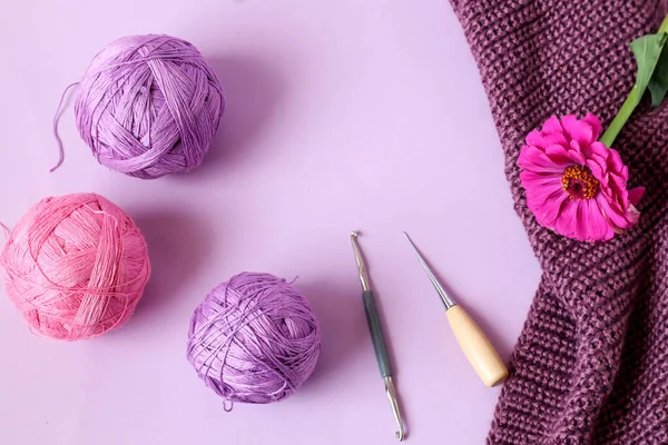 あなたの自由な時間の針仕事をする概念 編んだ布の上の糸の皮 ライラックの花 軽い背景の編んだ用具 テキストのための場所 上の眺め — ストック写真