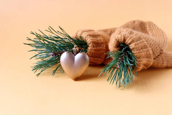 Έννοια Της Διάθεσης Της Πρωτοχρονιάς Χριστουγεννιάτικο Παιχνίδι Σχήμα Καρδιάς Στο — Φωτογραφία Αρχείου