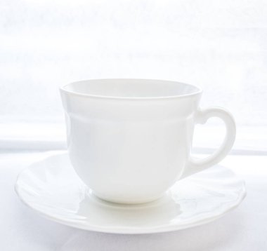 Beyaz arka planda beyaz bir kupa