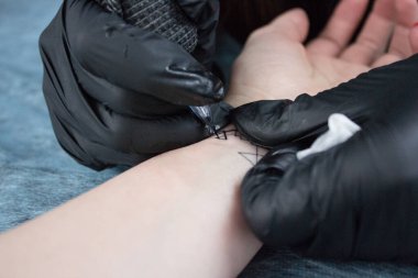 Elimde düzeltme dövmesi var.