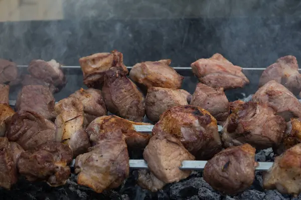Ζουμερό Ψητό Κρέας Στη Σχάρα Σουβλάκια — Φωτογραφία Αρχείου