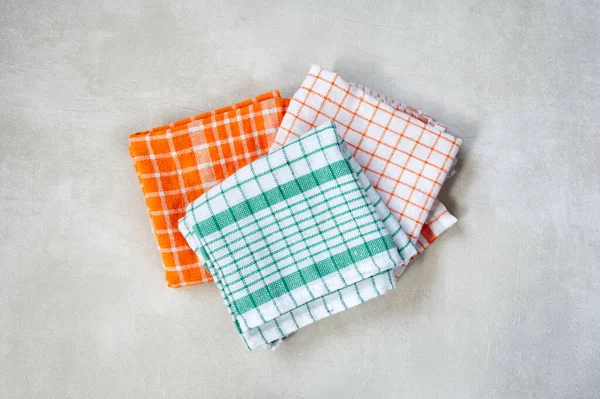 Mutfak havluları, bez havlular, kare desenli masa elbiseleri ve gri arka plan.