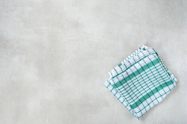 Mutfak havlusu, bez havlu, kare desenli masa örtüsü ve gri arka plan.