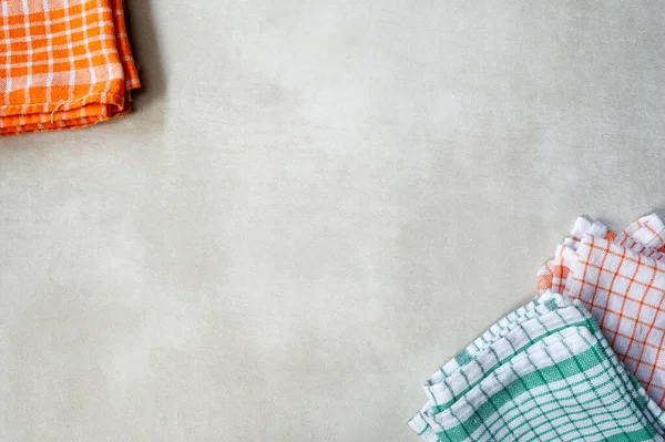 Mutfak havluları, bez havlular, kare desenli masa elbiseleri ve gri arka plan.