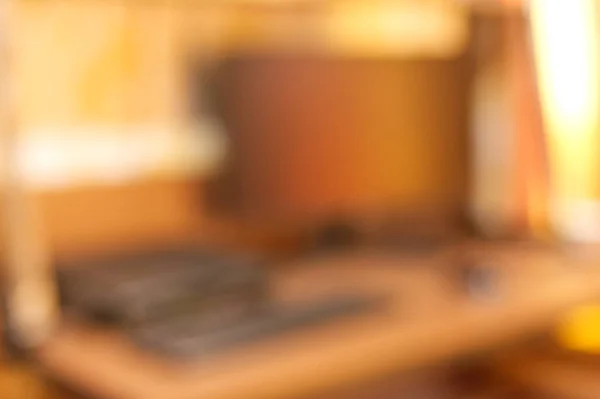 Bulanık işyeri, ofis, masa.