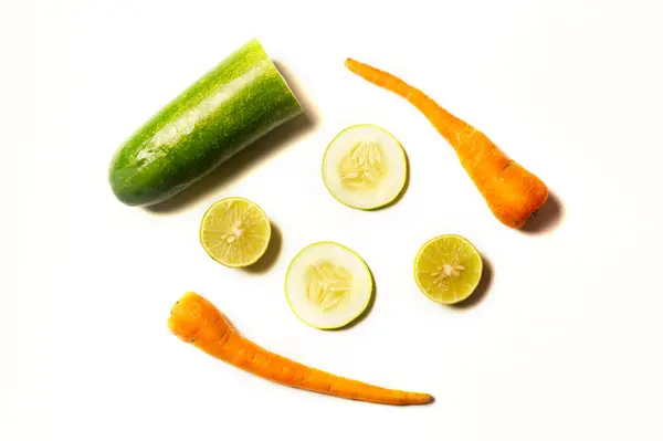 Sağlık için beyaz arka planı olan sebze koleksiyonu.