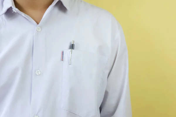 Beyaz gömlekli ve cebinde kalemle beyaz arka planda bir iş adamı rolünü oyna.