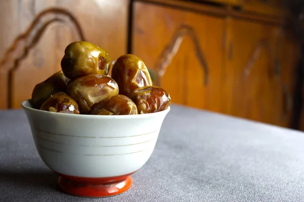 Tahta arka planda beyaz bardakta tatlı bir yemek takımı.