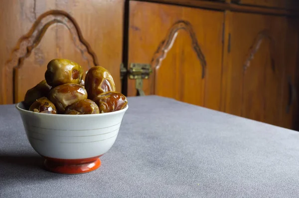 Tahta arka planda beyaz bardakta tatlı bir yemek takımı.