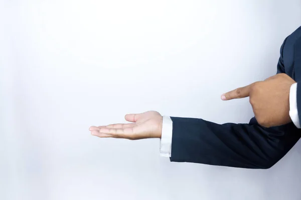 İş adamı rolünü oynayan biri, doğru kişiyi işaret ediyor.