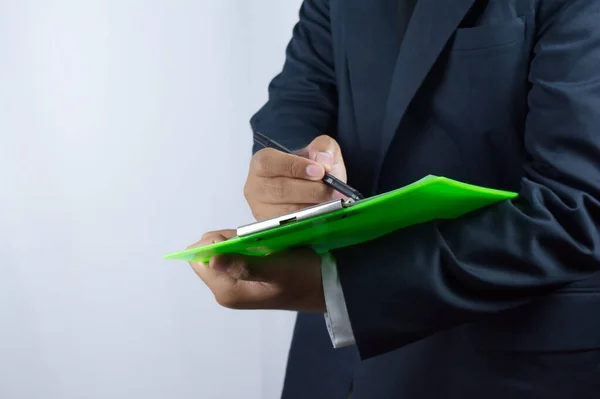 İş adamı rolünü oynayan biri, yazma ya da kontrol etme gibi davranır.