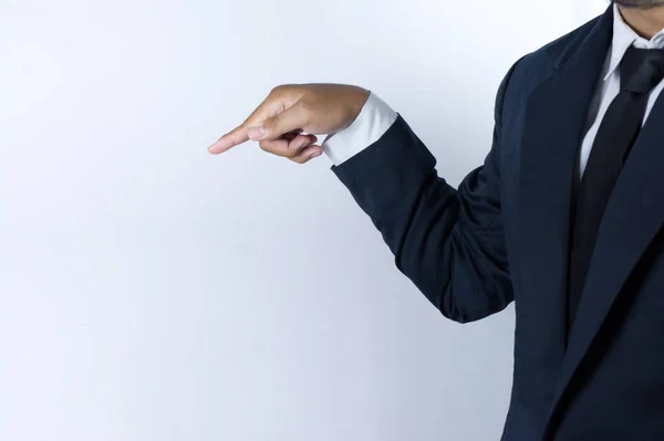 İş adamı rolünü oynayan biri, bir şeyi işaret ediyor.