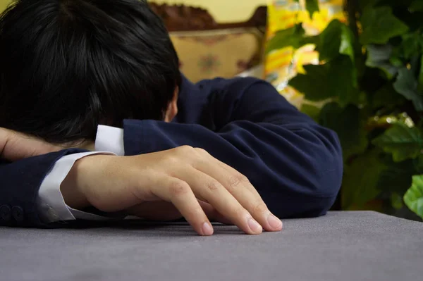 Bir iş adamı rolünü oyna. İş adamı üzgün ya da bir sürü sorunu var.