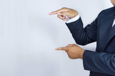 İş adamı rolünü oynayan biri, bir şeyi işaret ediyor.