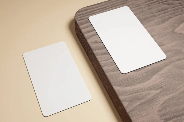 Kahverengi bir tahta parçasında üç boyutlu iki kartvizit çizimi. Bu sizin, şirketinizin ya da diğerlerinin kimliklerini göstermek için kullanılabilir..