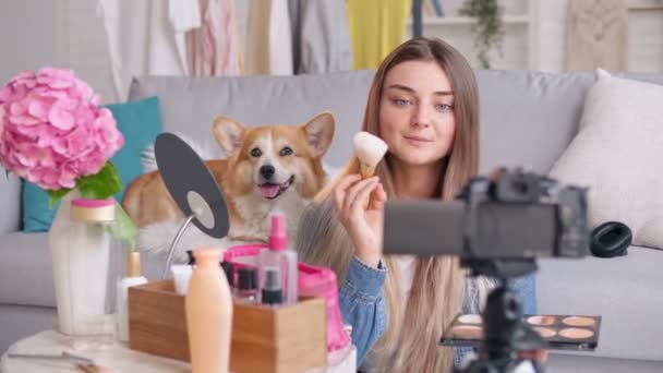 Eine junge Frau, eine Beauty-Bloggerin dreht ihren Videoblog über Schönheit. Bewertung von Kosmetik Live at Home. Einflussreiche Freiberufler. Die nächste Generation von Beauty-Influencern — Stockvideo