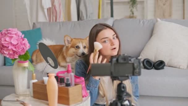 Eine junge Frau, eine Beauty-Bloggerin dreht ihren Videoblog über Schönheit. Bewertung von Kosmetik Live at Home. Einflussreiche Freiberufler. Die nächste Generation von Beauty-Influencern — Stockvideo