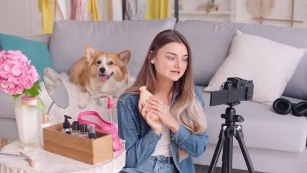 Joven chica disparando su belleza Videoblog. Joven Conducta Enseñanza Remota al Maquillaje Durante el Blogging. — Vídeos de Stock