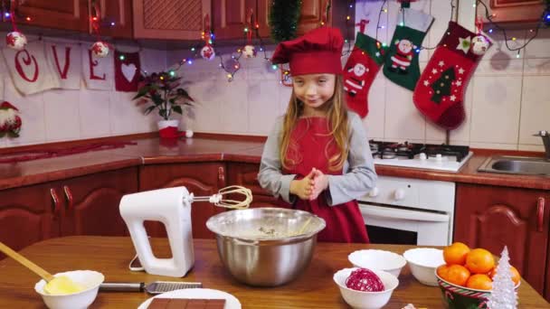 Menina bonita esfregar as mãos se preparando para cozinhar — Vídeo de Stock