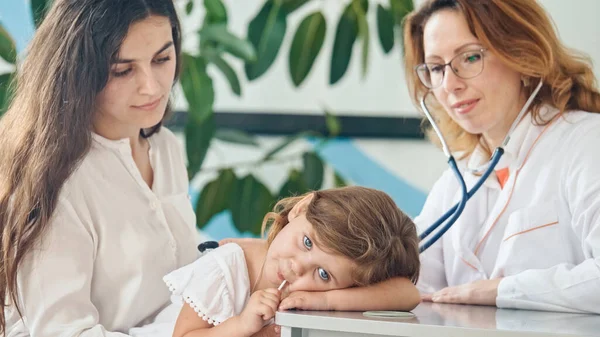 Női orvos gyermekorvos segítségével sztetoszkóp Hallgassa meg a szív boldog egészséges aranyos gyerek lány orvosi látogatás anya a kórházban. Női orvos vizsgáló gyermek. — Stock Fotó