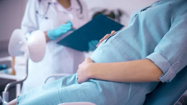 Happy Pregnant Woman Besök gynekolog doktor på läkarmottagningen. Kvinna doktor Undersök gravid ung mor att kontrollera upp hennes sjukvård. Konsultation av gravida på kliniken. — Stockfoto