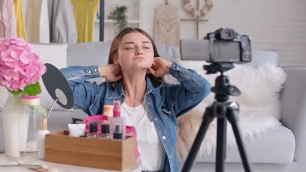 Aantrekkelijk tiener meisje loggen over make-up en cosmetica.jong meisje schieten haar schoonheid videoblog — Stockvideo