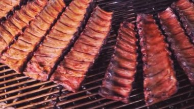 Barbekü ızgara et. Baharatlı ve otlu Sulu Domuz Pirzolası Büyük Izgaranın Izgarasında Kızartıldı, Dumanda Sıcak Kömürün Üzerinde.