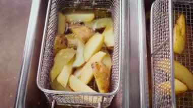 Çatırdayan Patates. Fast Food Restoranı 'nda Kızarmış patatesin Hazırlanması, Sağlıksız Yemek Konsepti, Yakın Manzara.