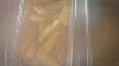 Çatırdayan Patates. Fast Food Restoranı 'nda Kızarmış patatesin Hazırlanması, Sağlıksız Yemek Konsepti, Yakın Manzara.
