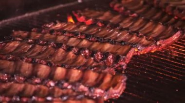 Barbekü ızgara et. Acılı Kömürün Üzerinde Baharatlı ve Bitkisel Pirzola Pişiriyorum. Et Dönen Izgara Izgarasında Pişiyor.