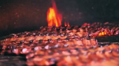 Barbekü ızgara et. Acılı Kömürün Üzerinde Baharatlı ve Bitkisel Pirzola Pişiriyorum. Et Dönen Izgara Izgarasında Pişiyor.