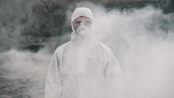 Ritratto di un assistente di laboratorio con una maschera che esce dal fumo velenoso — Video Stock