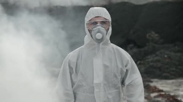 Ritratto di un assistente di laboratorio in maschera che esce dal fumo velenoso con una cassetta degli attrezzi — Video Stock