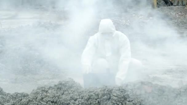 一名戴着口罩和化学防护服的实验室技术员打开了一个环绕有毒烟雾的干地工具箱 — 图库视频影像