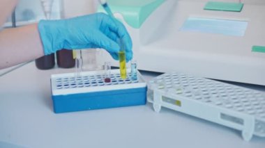 Yakın plan Kimyager, Mikropipet kullanarak Kimyasalları Karıştırdı. COVID-19 'a Karşı Potansiyel Uyuşturucu ve Aşıların Geliştiricileri.