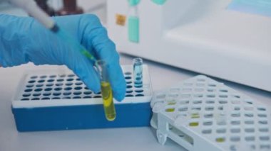 Yakın plan Kimyager, Mikropipet kullanarak Kimyasalları Karıştırdı. COVID-19 'a Karşı Potansiyel Uyuşturucu ve Aşıların Geliştiricileri.