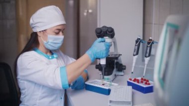 Kimyager laboratuvarda antitroviral ilaçlar bulmak için kimyasalları karıştırdı..