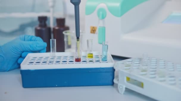 Close-up Chemist Campuran Chemicals Menggunakan Micropipette. Pengembang Obat Potensi dan Vaksin Melawan COVID-19. — Stok Video